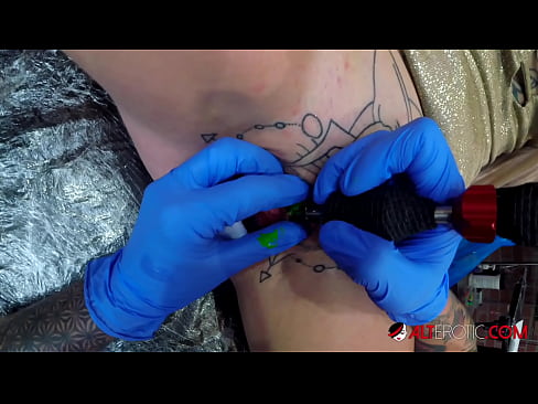 ❤️ E dashura jashtëzakonisht e bërë me tatuazhe, Sully Savage, bëri një tatuazh në klitorisin e saj ❤️❌ Porno fb në pornografi sq.space-assistant.ru ❌️